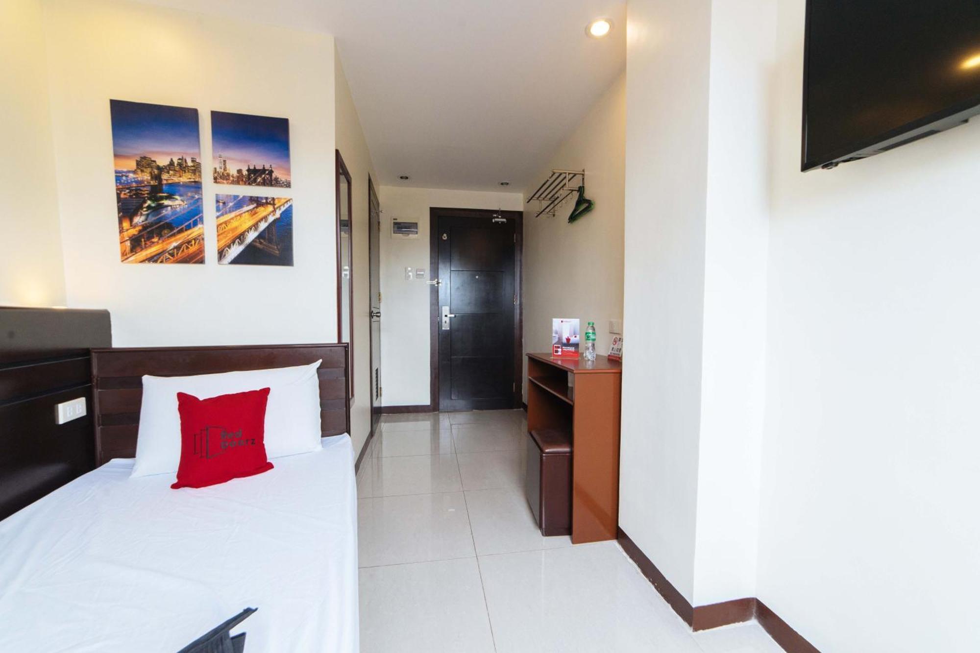 Reddoorz Near Victoria Mall Davao Bagian luar foto